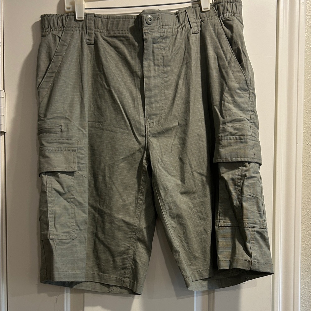Men's Olive/Gray Cargo Shorts